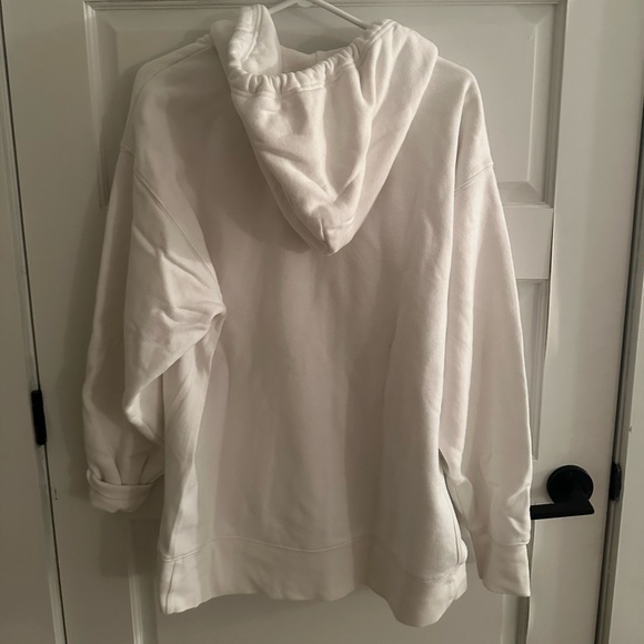 TNA (aritzia) white oversized vest// size:2 but fits sizes S-L//good condition - Picture 2 of 3